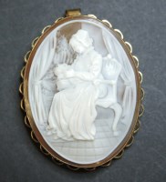 Lot 74 - A 9ct gold shell cameo brooch