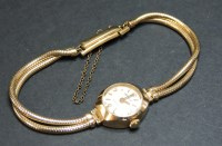 Lot 80 - A ladies 9ct gold Accurist mechanical bracelet watch