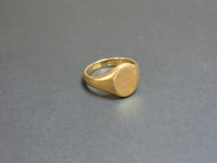 Lot 12 - An 18ct gold signet ring