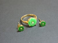 Lot 77 - A gold jade bi ring
