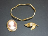 Lot 93 - A gold shell cameo brooch