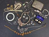 Lot 69 - A paste necklace