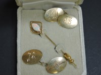 Lot 89 - A gold opal set stick pin