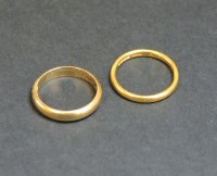 Lot 14 - A 22ct gold wedding ring