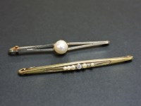 Lot 13 - A gold cultured pearl bar brooch
