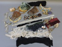 Lot 70 - A quantity of assorted vintage textiles and accessories