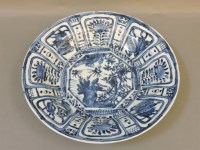 Lot 275 - A 17th century style Chinese porcelain blue and white charger