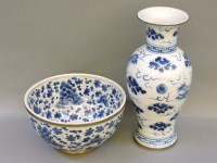 Lot 326 - A Chinese blue and white vase