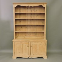 Lot 735 - A pine dresser