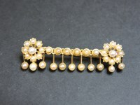 Lot 82 - A gold fringe split pearl brooch
