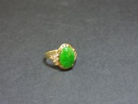 Lot 29 - A single stone jade ring