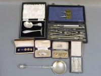 Lot 132 - A collection of items