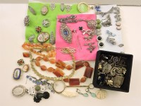 Lot 66 - Assorted costume jewellery