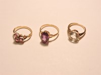 Lot 21 - A single stone colour change synthetic sapphire ring
