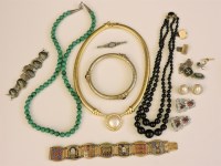 Lot 91 - A row of uniform malachite beads