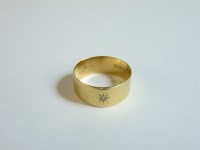 Lot 28 - An 18ct gold gentleman's single stone diamond band ring