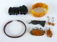Lot 67 - An expanding amber bracelet