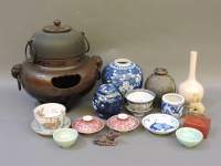 Lot 376 - A collection of Chinese porcelain items