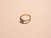 Lot 4 - A three stone diamond crossover ring