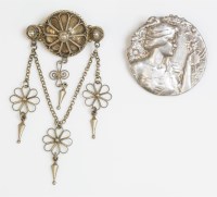 Lot 9 - An Art Nouveau silver repoussé circle brooch