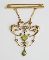 Lot 5 - An Edwardian peridot and split pearl gold pendant brooch