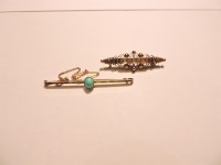 Lot 53 - A 15ct gold three stone diamond bar brooch