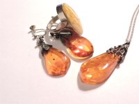 Lot 74 - An amber set ring
