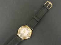 Lot 96 - A gentleman's 9ct gold mechanical strap watch