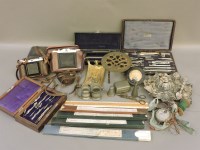 Lot 25 - A collection of items