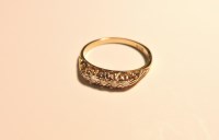 Lot 178 - A five stone graduated diamond carved head ring