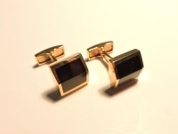 Lot 205 - A pair of 9ct gold onyx set swivel link cufflinks