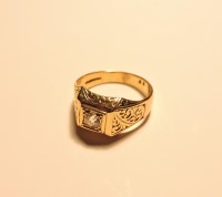 Lot 235 - An 18ct gold gentleman's signet ring