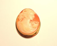 Lot 241 - A gold shell cameo brooch/pendant