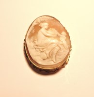 Lot 243 - A carved shell cameo brooch/pendant