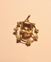 Lot 287 - A citrine and split pearl gold pendant