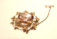 Lot 295 - An amethyst and split pearl gold brooch