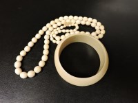 Lot 317 - A single row of graduated olive shaped ivory beads