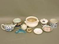 Lot 22 - Two small boxes of Chinese ceramics