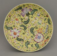 Lot 432 - A yellow ground dish