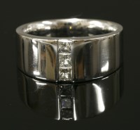 Lot 626 - A gentlemen's white gold diamond set band ring