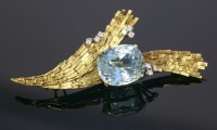 Lot 505 - An aquamarine and diamond set gold spray brooch/pendant