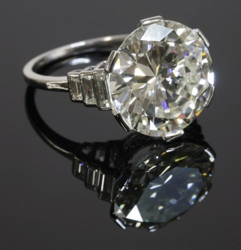 Lot 445 - An Art Deco single stone diamond ring