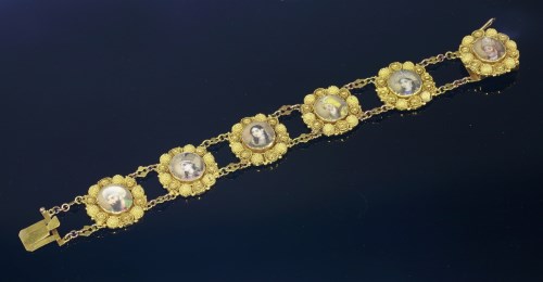 Lot 338 - A cased 19th century Indian gold bracelet