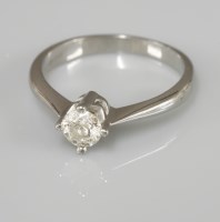 Lot 1004 - A platinum single stone diamond ring
