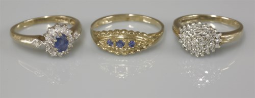 Lot 1044 - A 9ct gold sapphire and diamond cluster ring