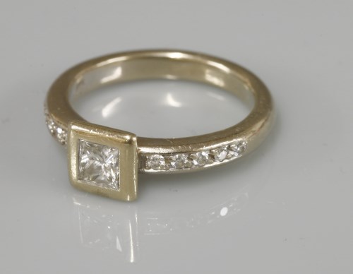 Lot 1024 - A single stone princess cut diamond ring