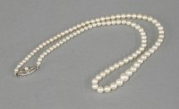 Lot 1075 - A single row graduated cultured pearl necklace