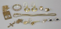 Lot 1052 - Assorted 9ct gold pendants