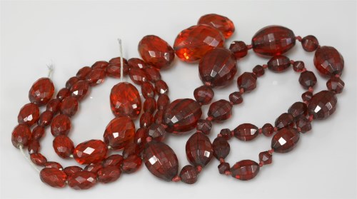 Lot 1055 - An olive shaped faceted bakelite bead necklace