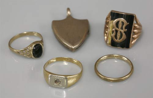 Lot 1014 - A gold initial ring